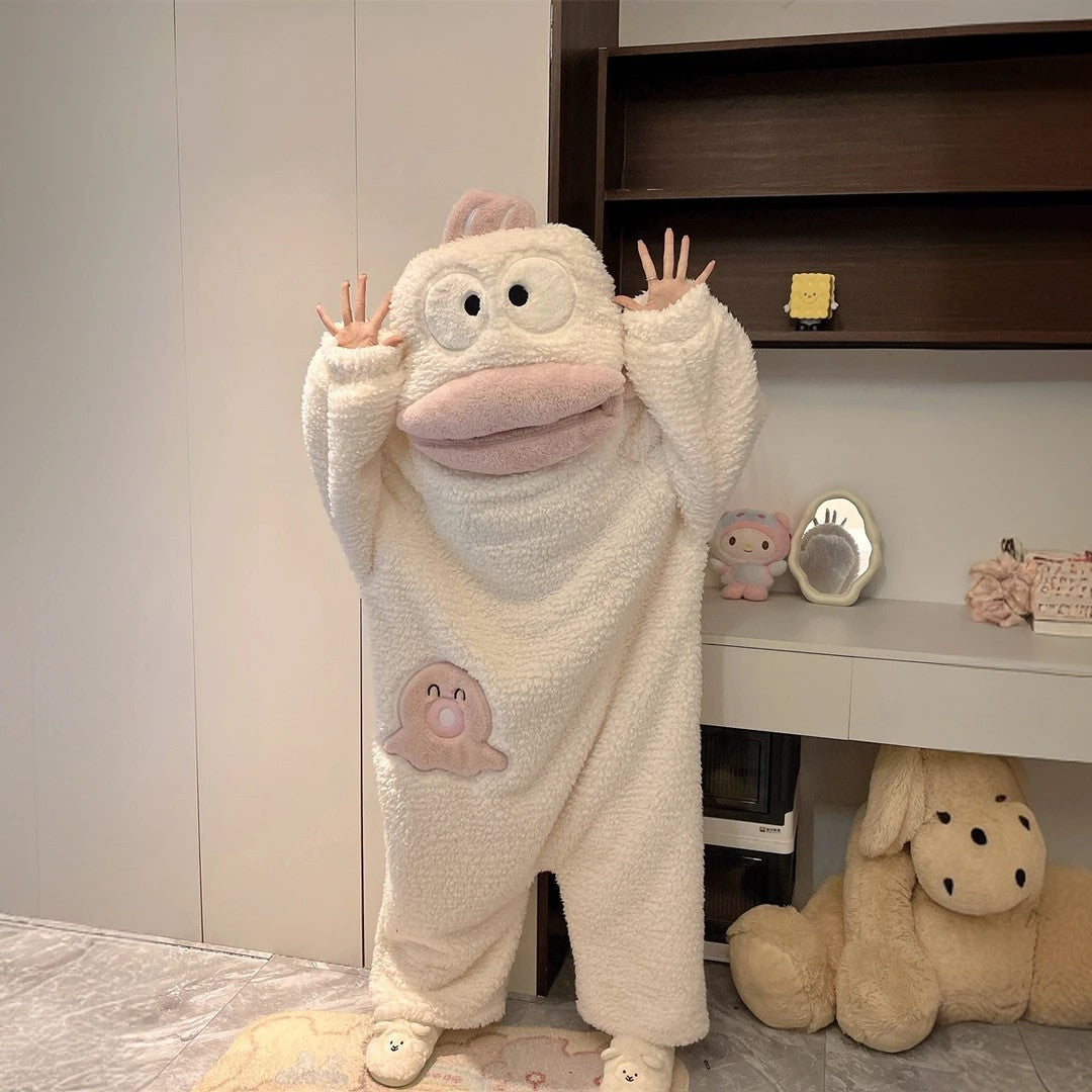 Wollweißer Monster-Kuschelanzug für Erwachsene, getragen, Kapuze mit großen Augen und rosa Mund, Tasche auf dem Bauch